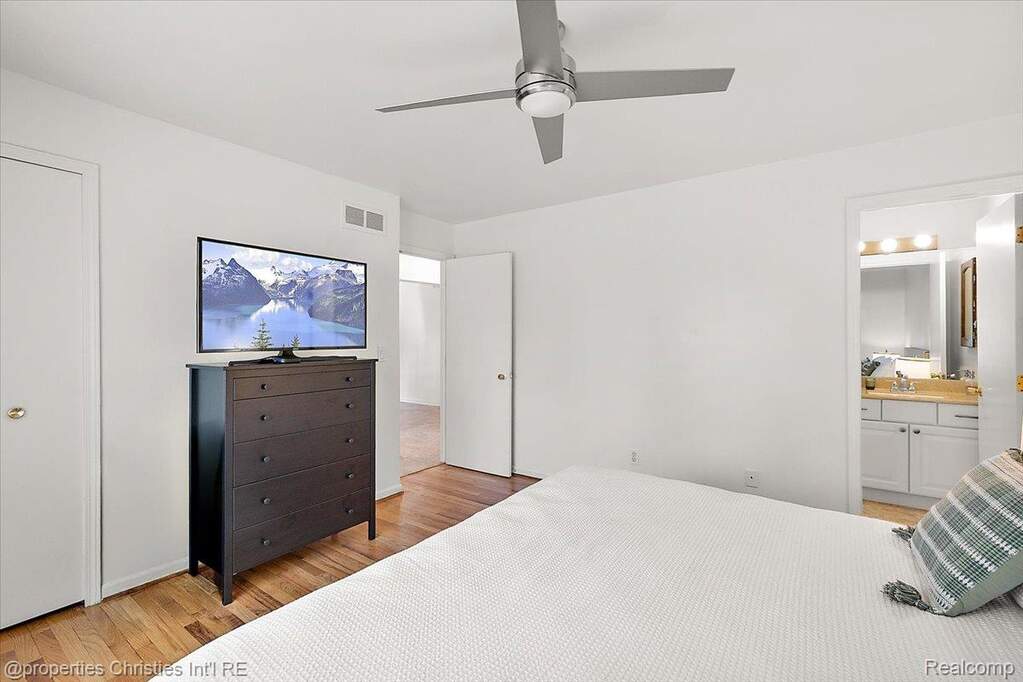 5 Bedroom Single Family Home/House's Image 14