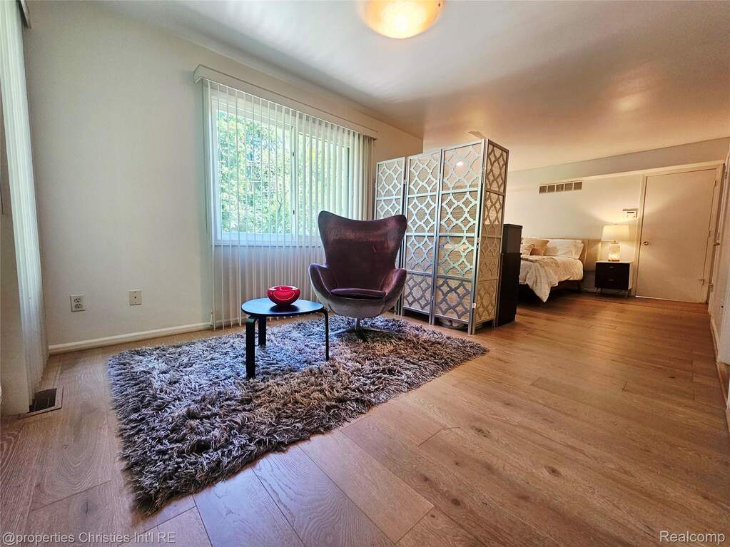 5 Bedroom Single Family Home/House's Image 18
