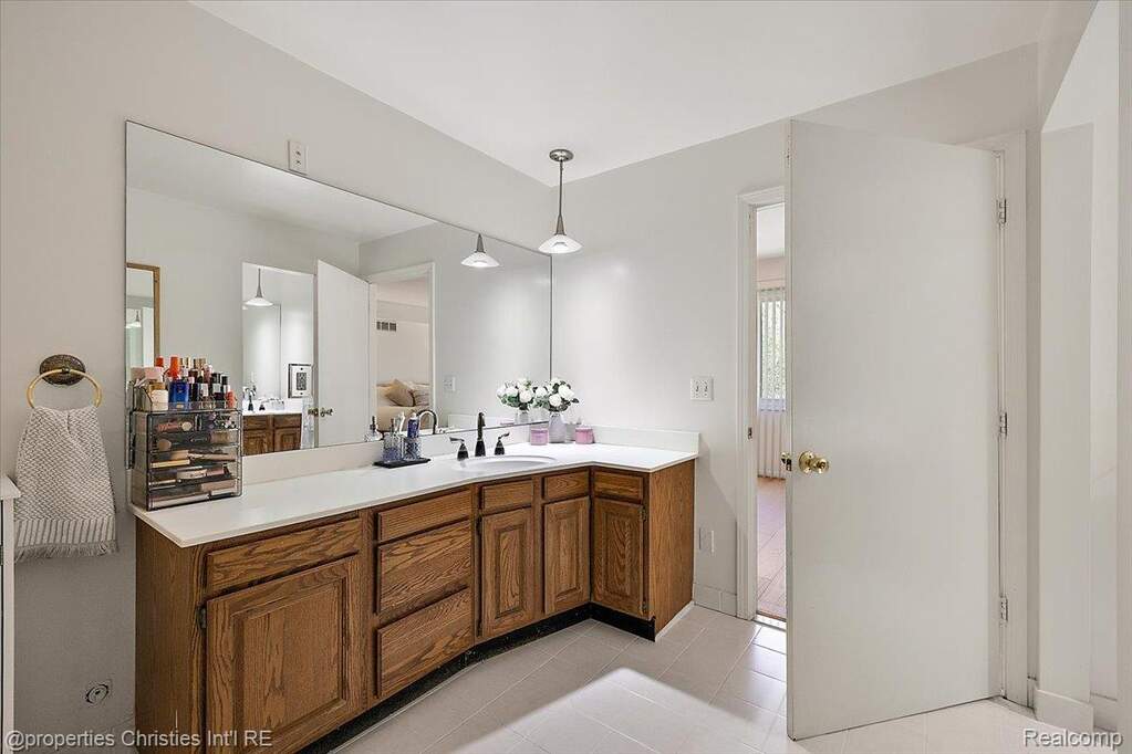 5 Bedroom Single Family Home/House's Image 21