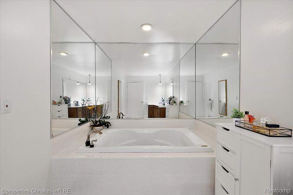 5 Bedroom Single Family Home/House's Image 22