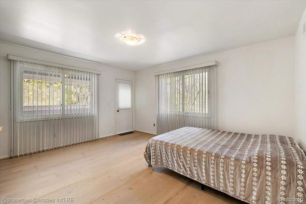 5 Bedroom Single Family Home/House's Image 24