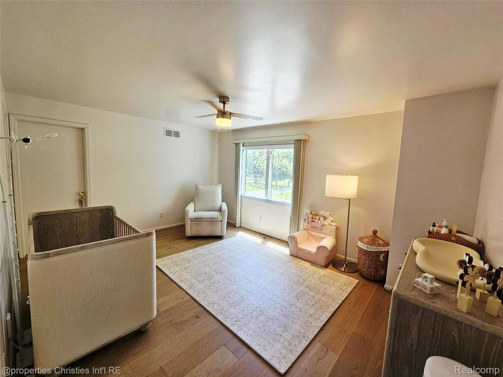 5 Bedroom Single Family Home/House's Image 28