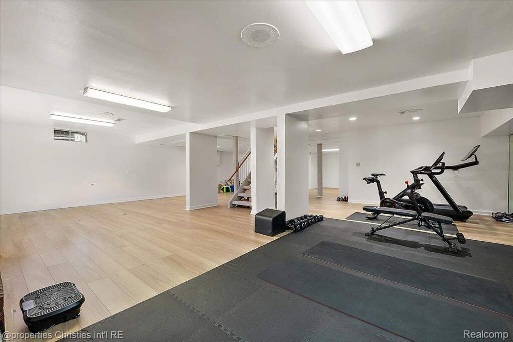 5 Bedroom Single Family Home/House's Image 34