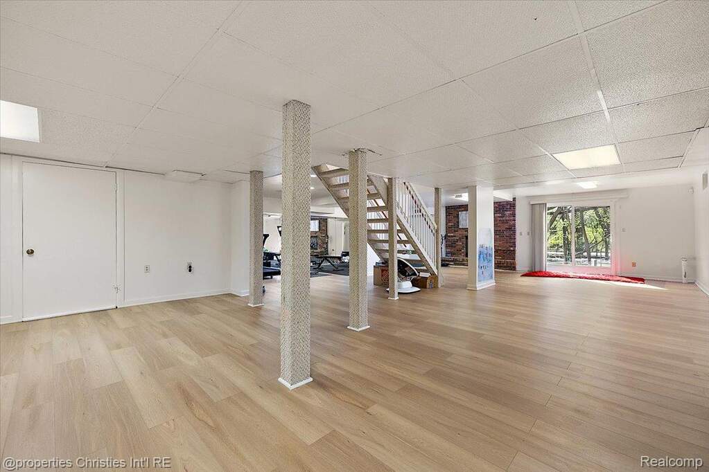5 Bedroom Single Family Home/House's Image 35