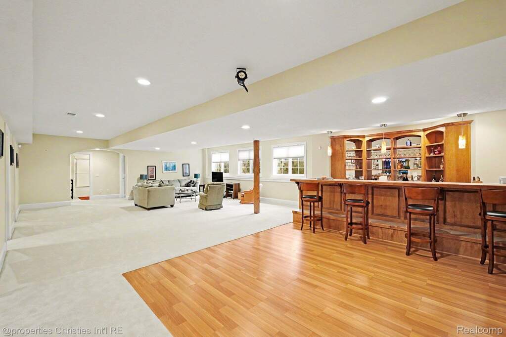 6 Bedroom Single Family Home/House's Image 10