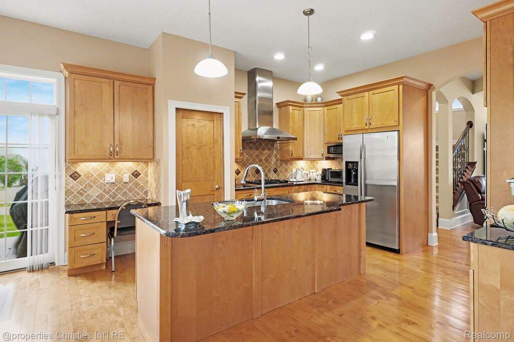 6 Bedroom Single Family Home/House's Image 12
