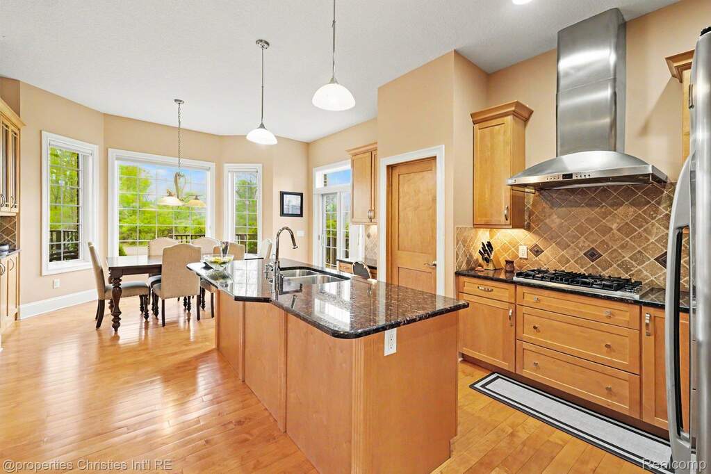 6 Bedroom Single Family Home/House's Image 14