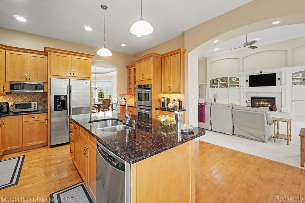6 Bedroom Single Family Home/House's Image 15