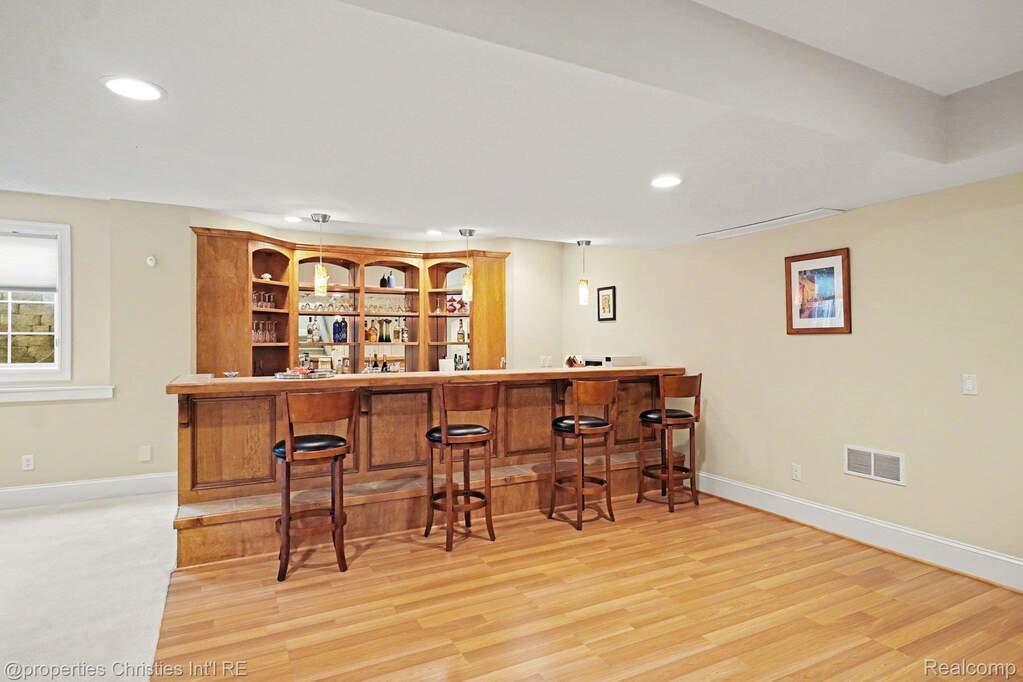 6 Bedroom Single Family Home/House's Image 16