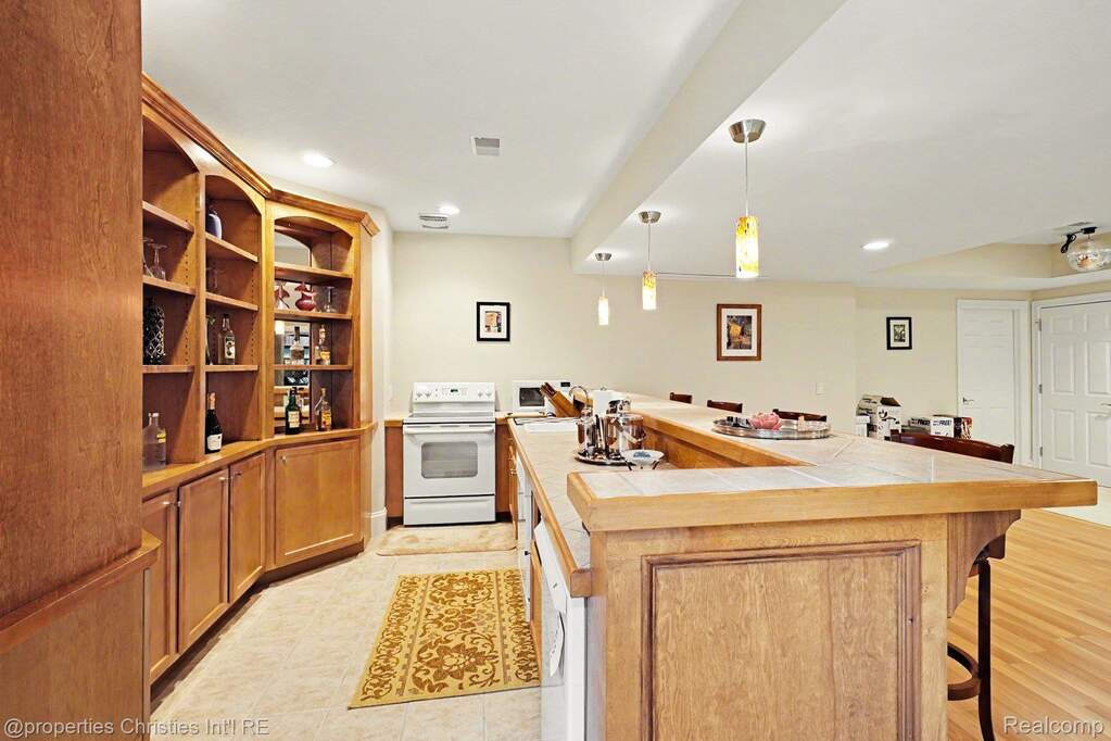 6 Bedroom Single Family Home/House's Image 17