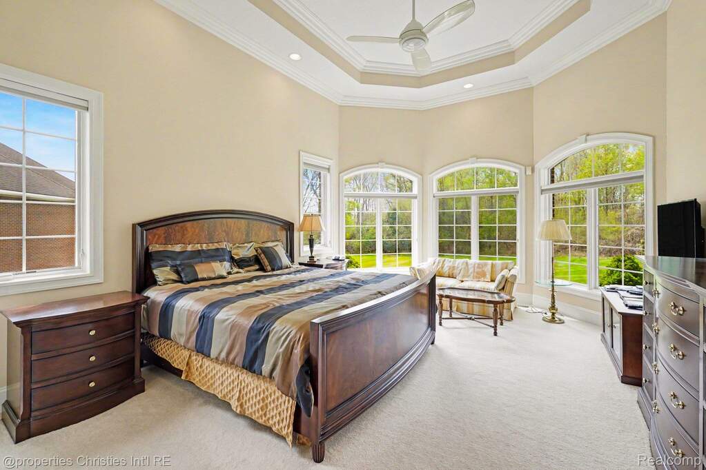 6 Bedroom Single Family Home/House's Image 18
