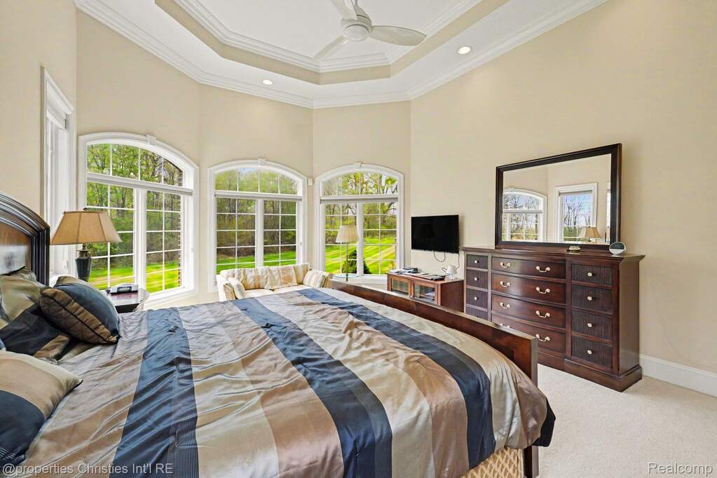 6 Bedroom Single Family Home/House's Image 19