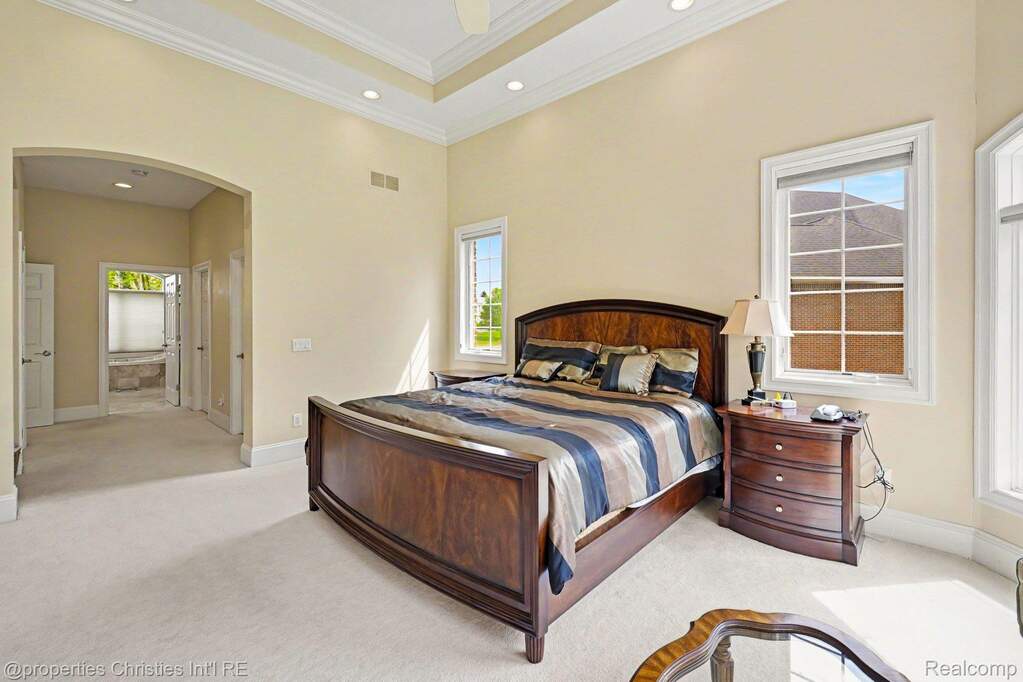 6 Bedroom Single Family Home/House's Image 20