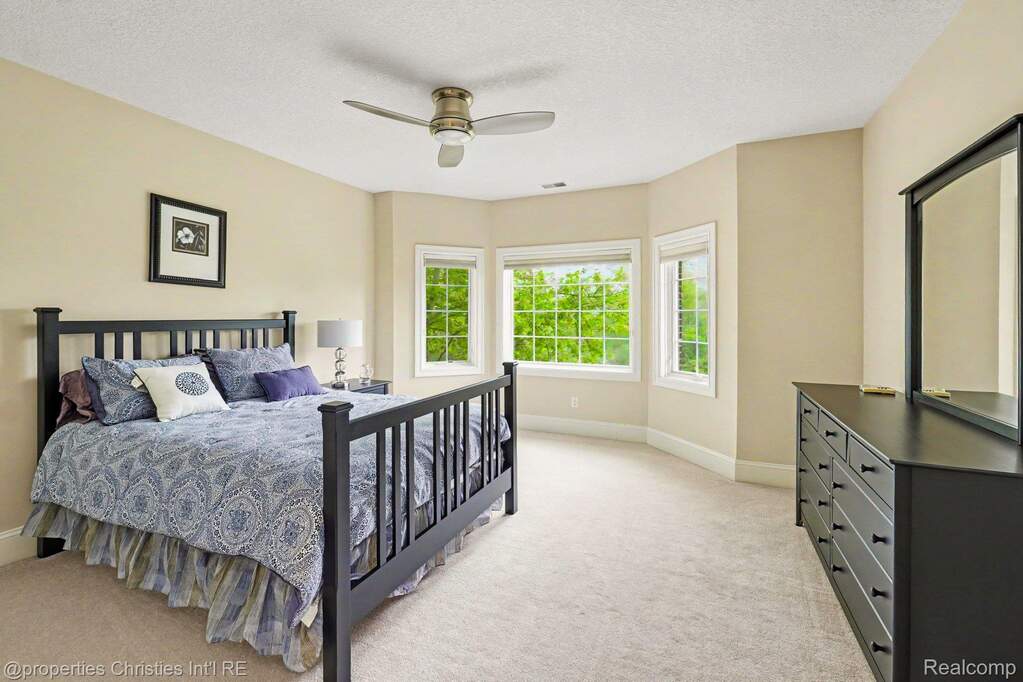 6 Bedroom Single Family Home/House's Image 21