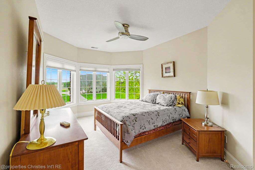 6 Bedroom Single Family Home/House's Image 23