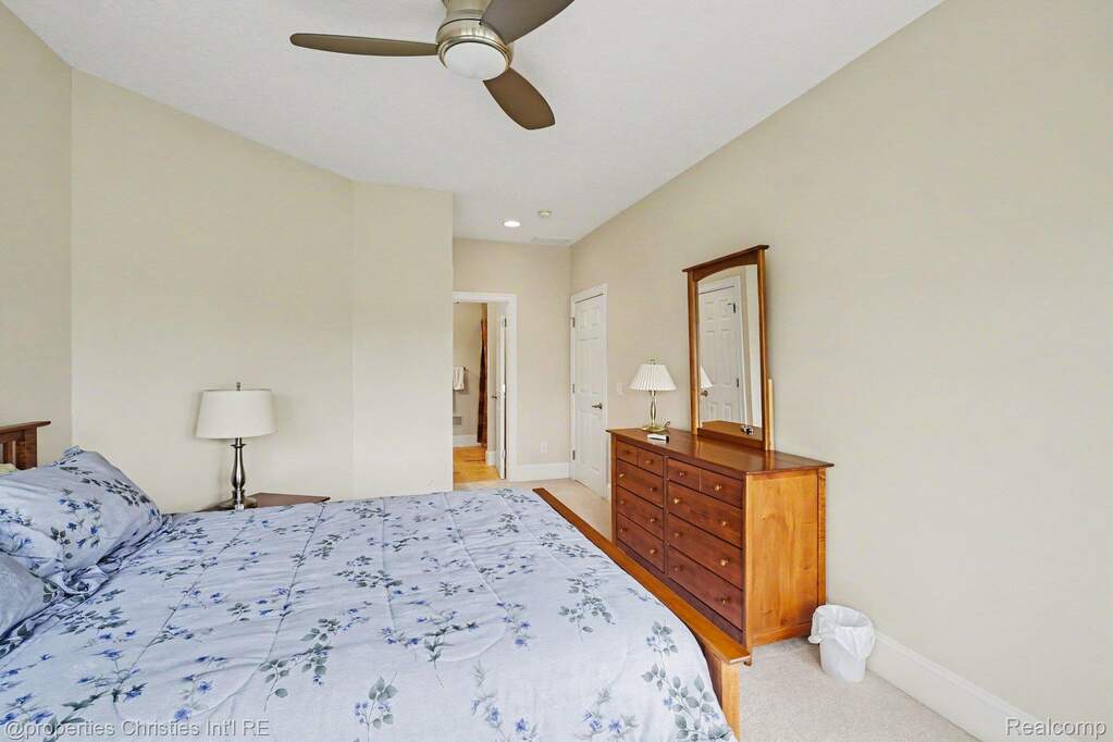 6 Bedroom Single Family Home/House's Image 24