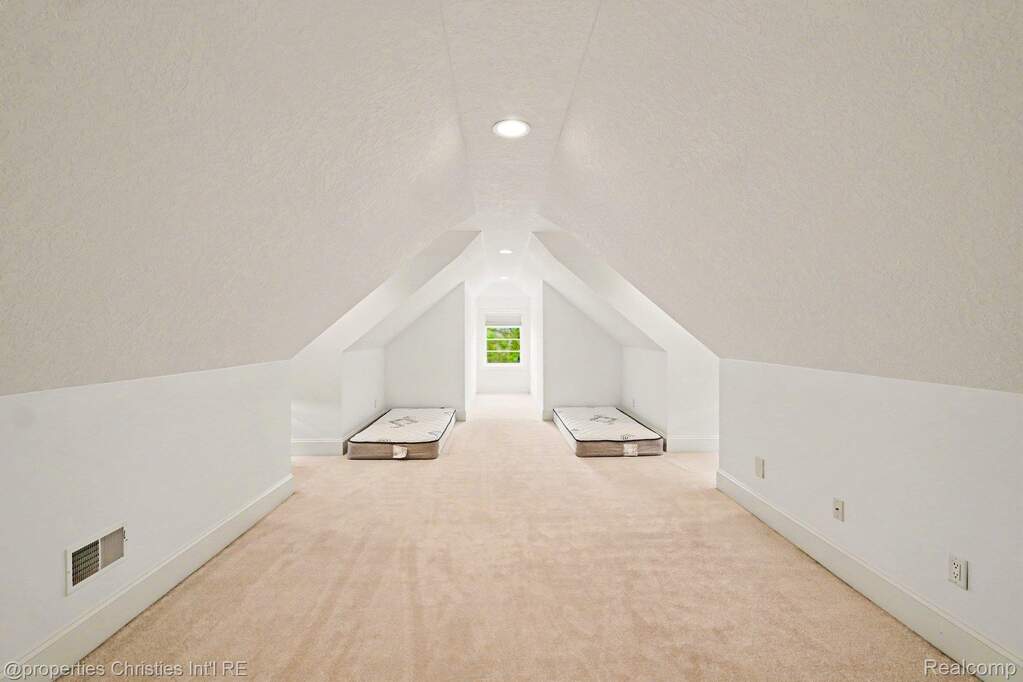 6 Bedroom Single Family Home/House's Image 25