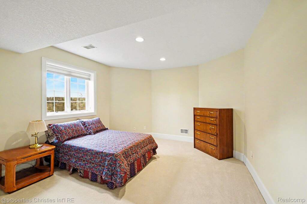6 Bedroom Single Family Home/House's Image 28