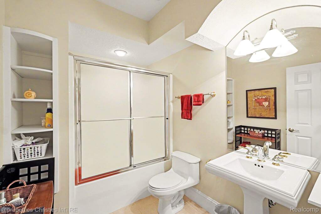 6 Bedroom Single Family Home/House's Image 29