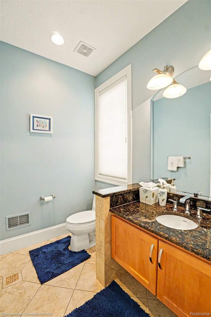 6 Bedroom Single Family Home/House's Image 32