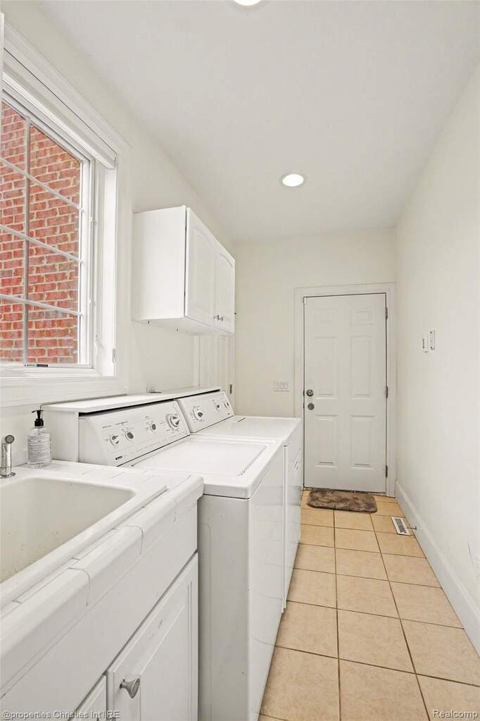 6 Bedroom Single Family Home/House's Image 33