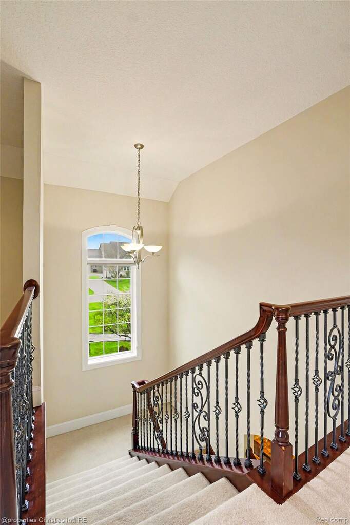 6 Bedroom Single Family Home/House's Image 37