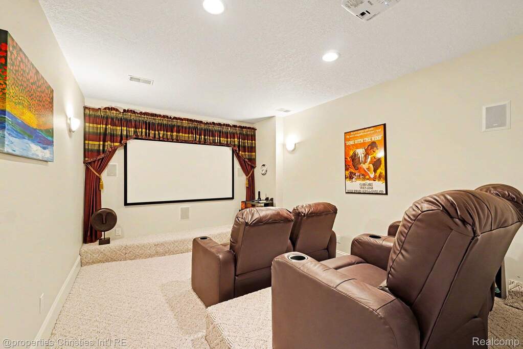 6 Bedroom Single Family Home/House's Image 38