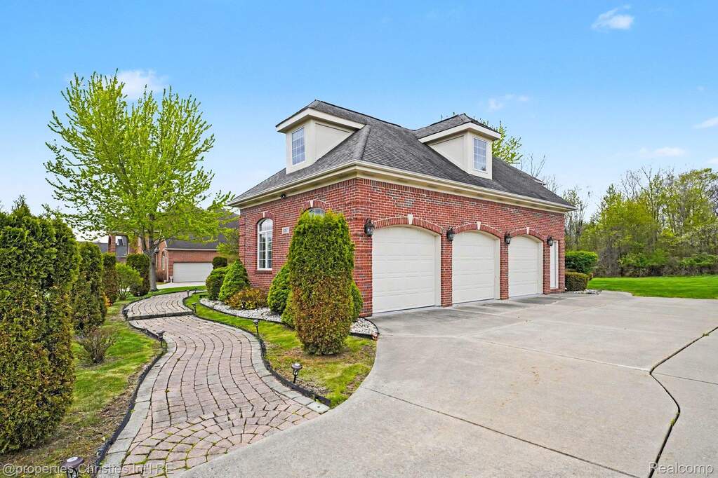 6 Bedroom Single Family Home/House's Image 39