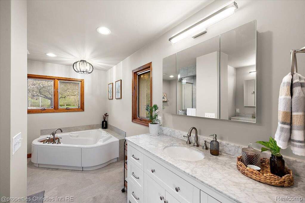 4 Bedroom Single Family Home/House's Image 23