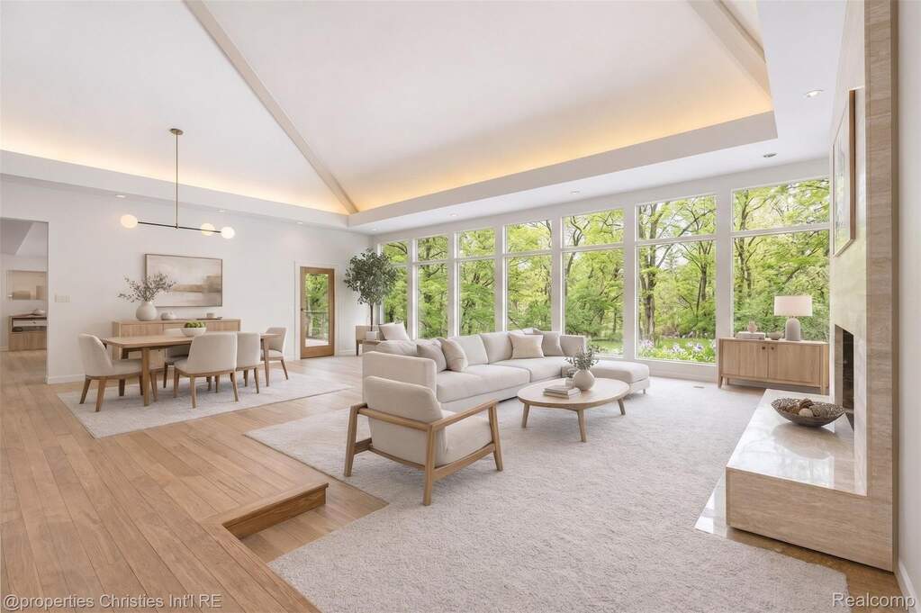 5 Bedroom Single Family Home/House's Image 9