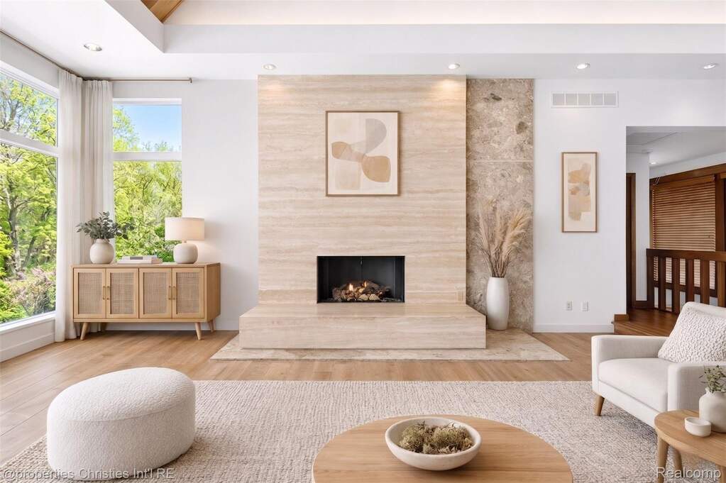 5 Bedroom Single Family Home/House's Image 11
