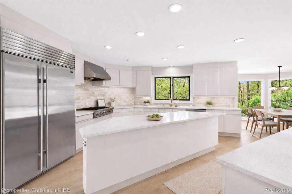 5 Bedroom Single Family Home/House's Image 17