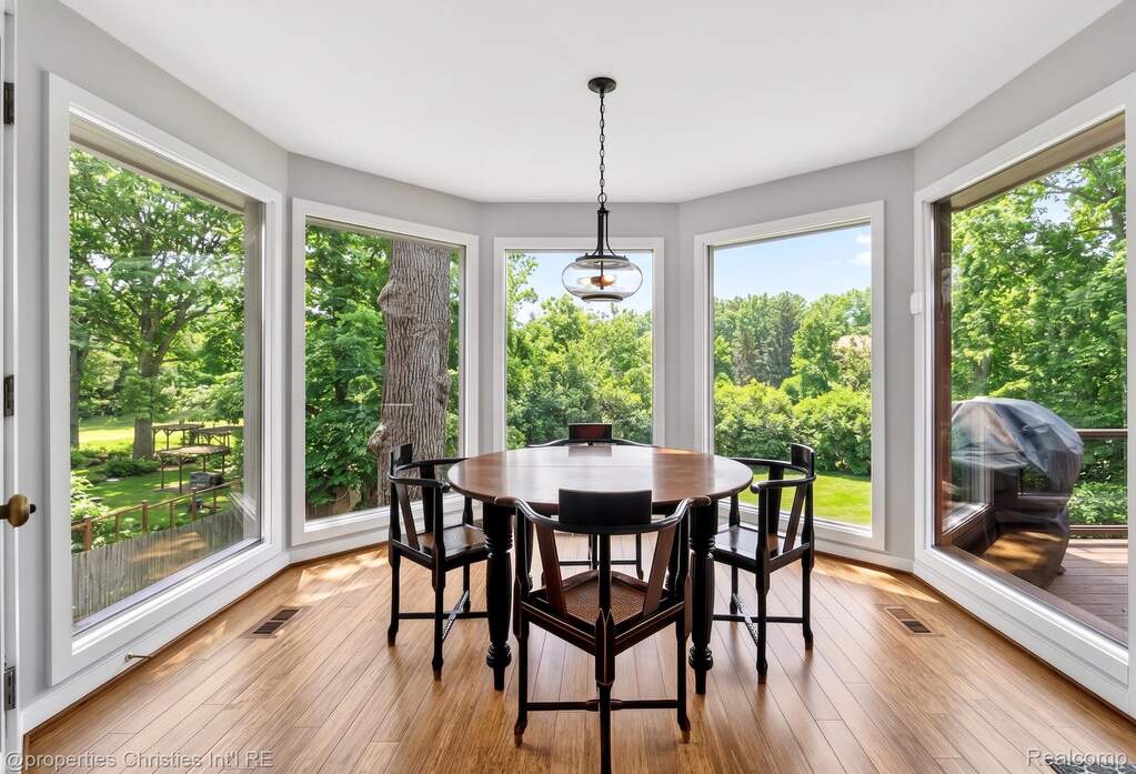 5 Bedroom Single Family Home/House's Image 23