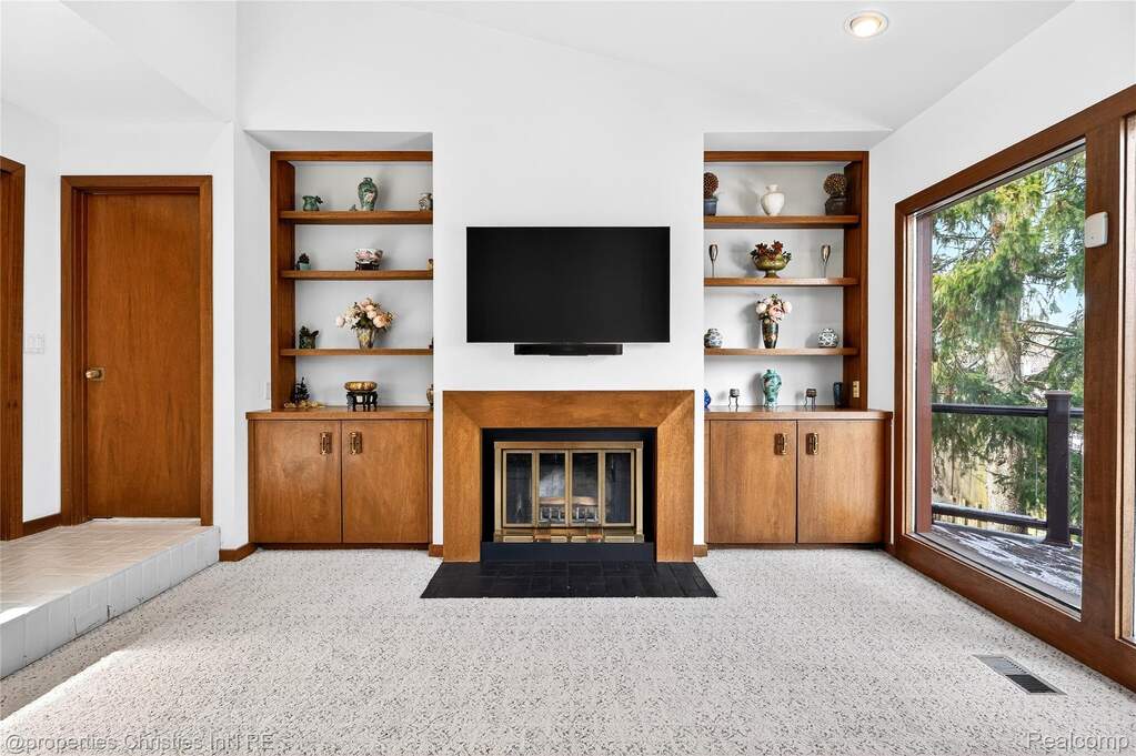 5 Bedroom Single Family Home/House's Image 27
