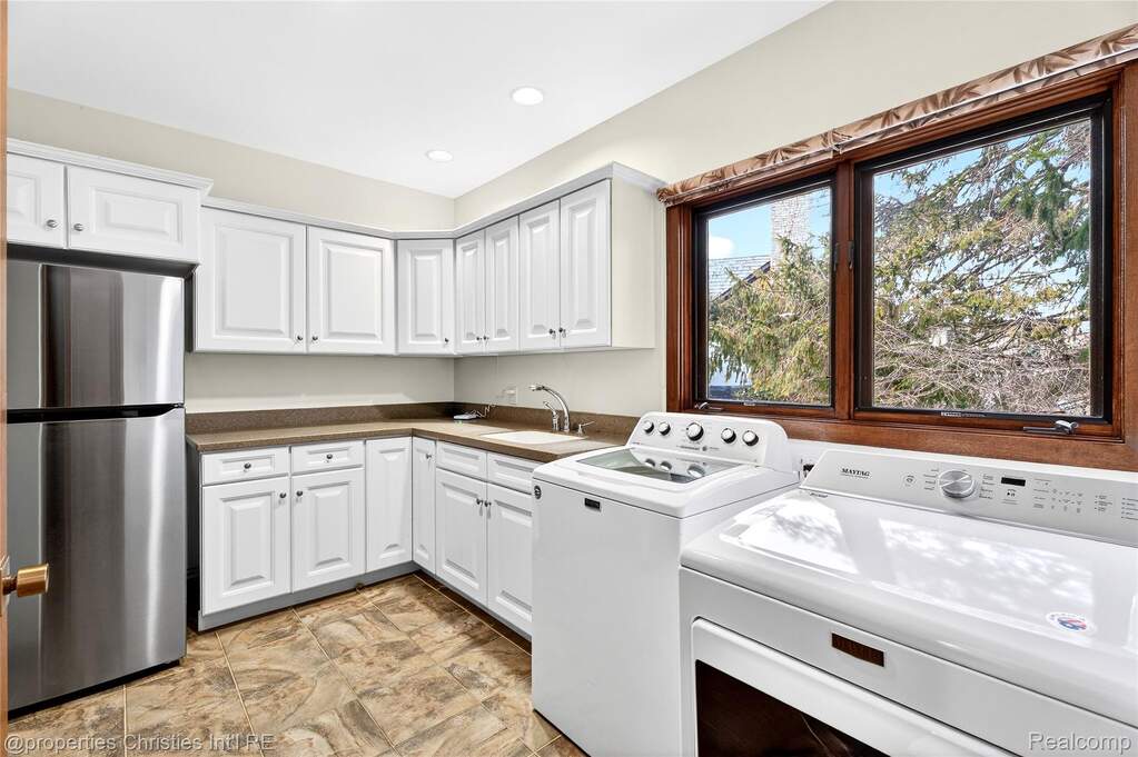5 Bedroom Single Family Home/House's Image 28