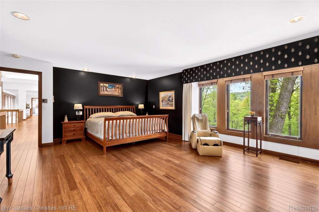 5 Bedroom Single Family Home/House's Image 31