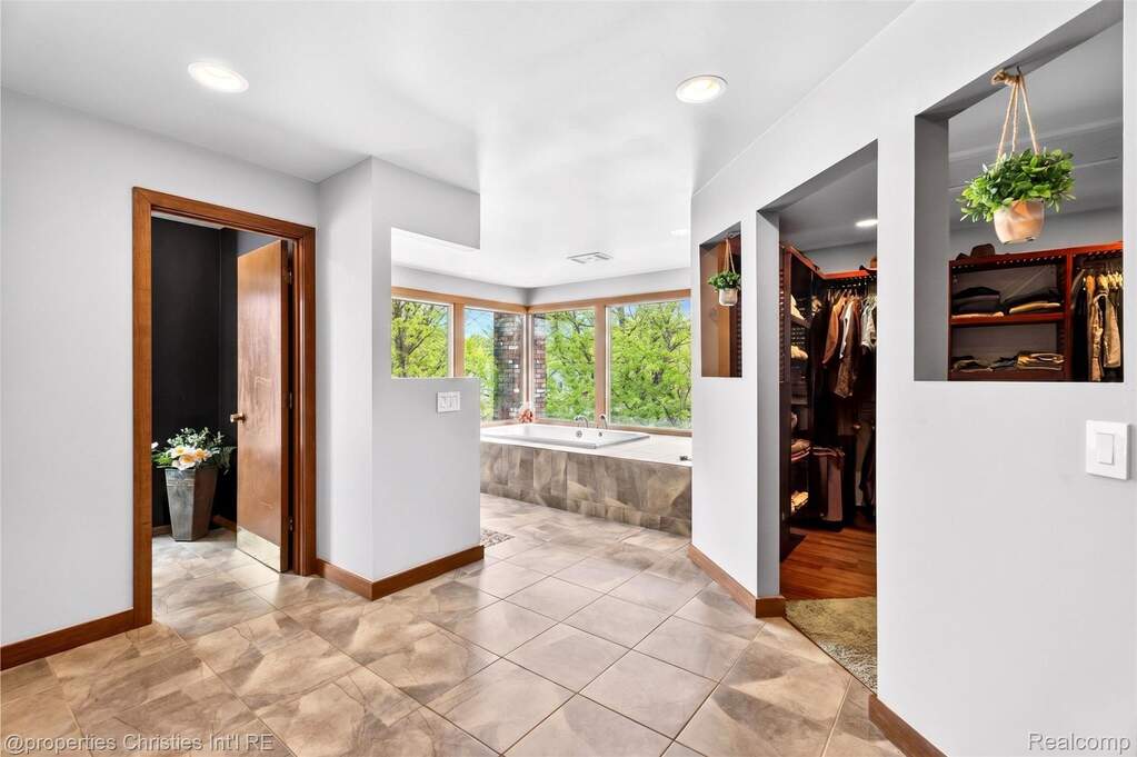 5 Bedroom Single Family Home/House's Image 34