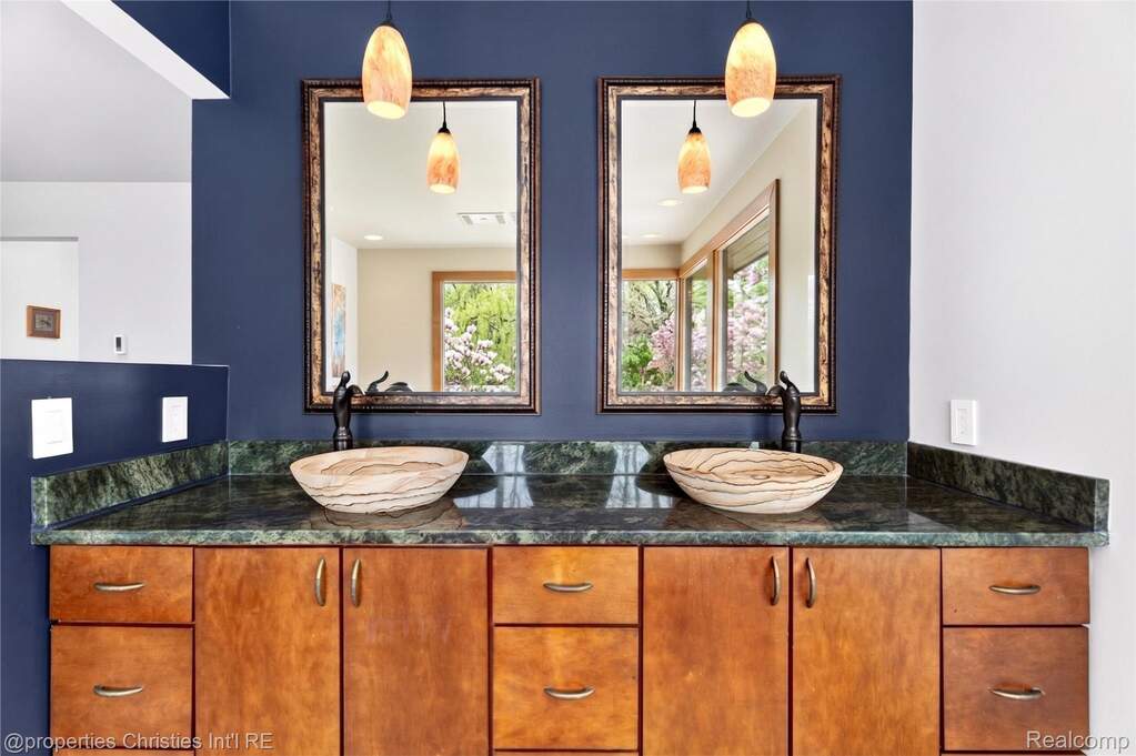 5 Bedroom Single Family Home/House's Image 37