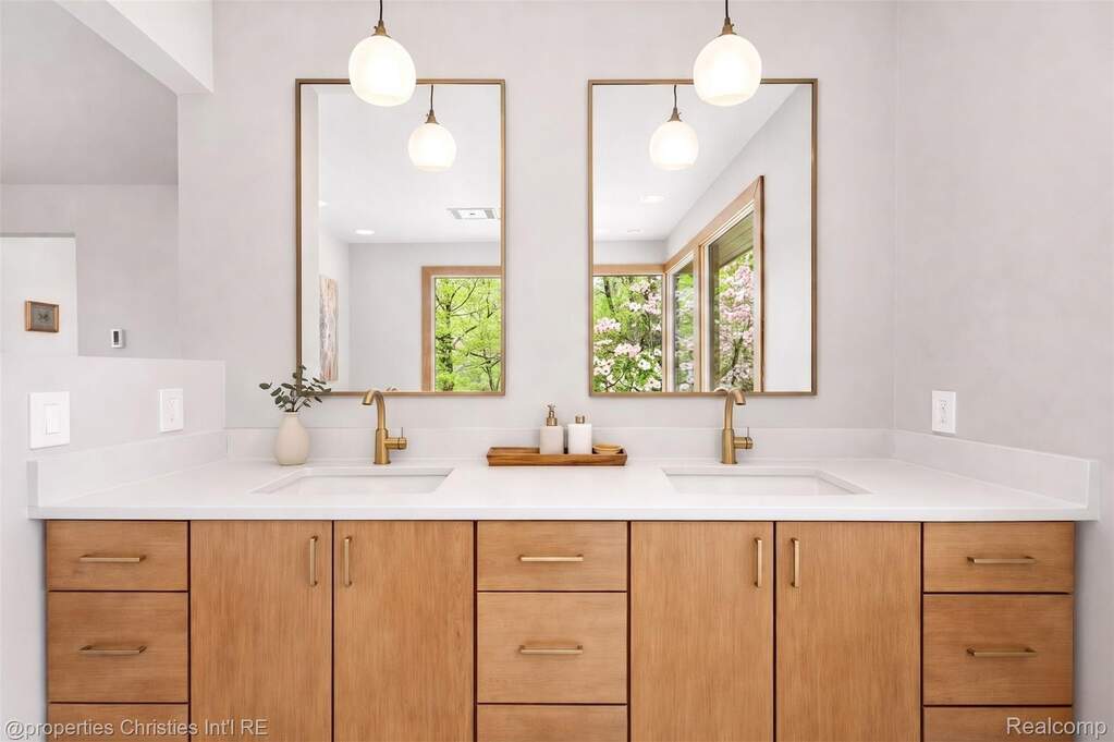 5 Bedroom Single Family Home/House's Image 38