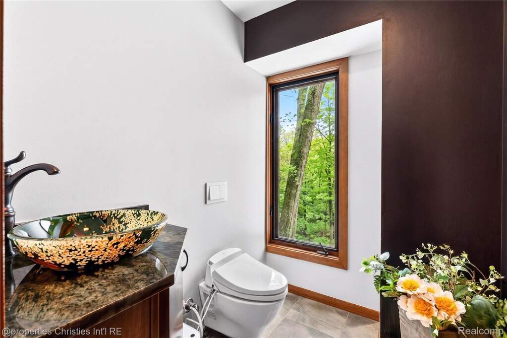 5 Bedroom Single Family Home/House's Image 39