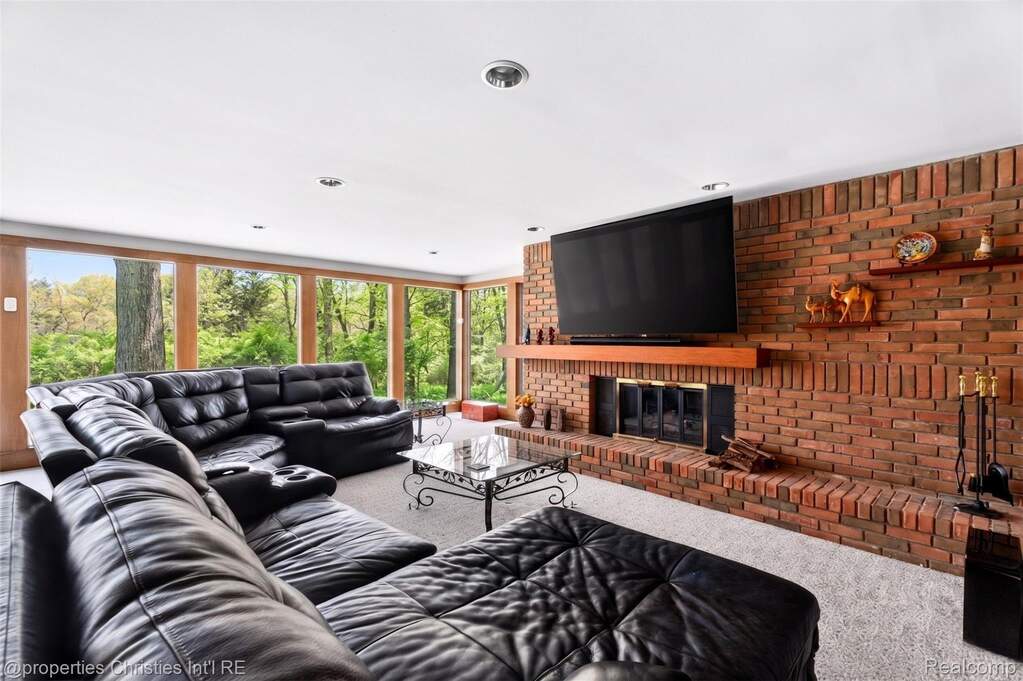 5 Bedroom Single Family Home/House's Image 47