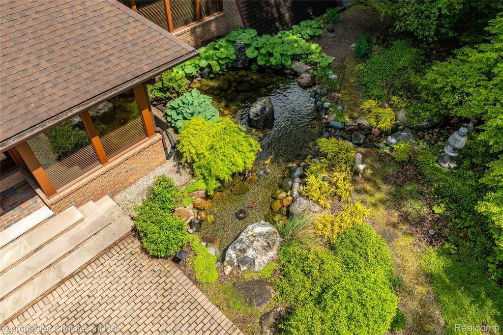 5 Bedroom Single Family Home/House's Image 3