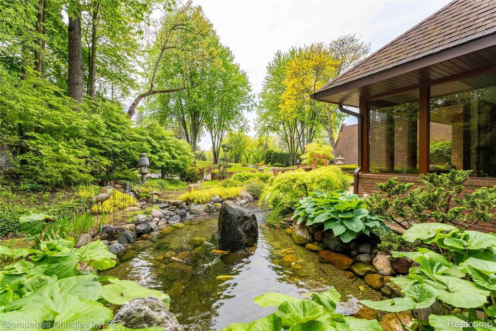 5 Bedroom Single Family Home/House's Image 4