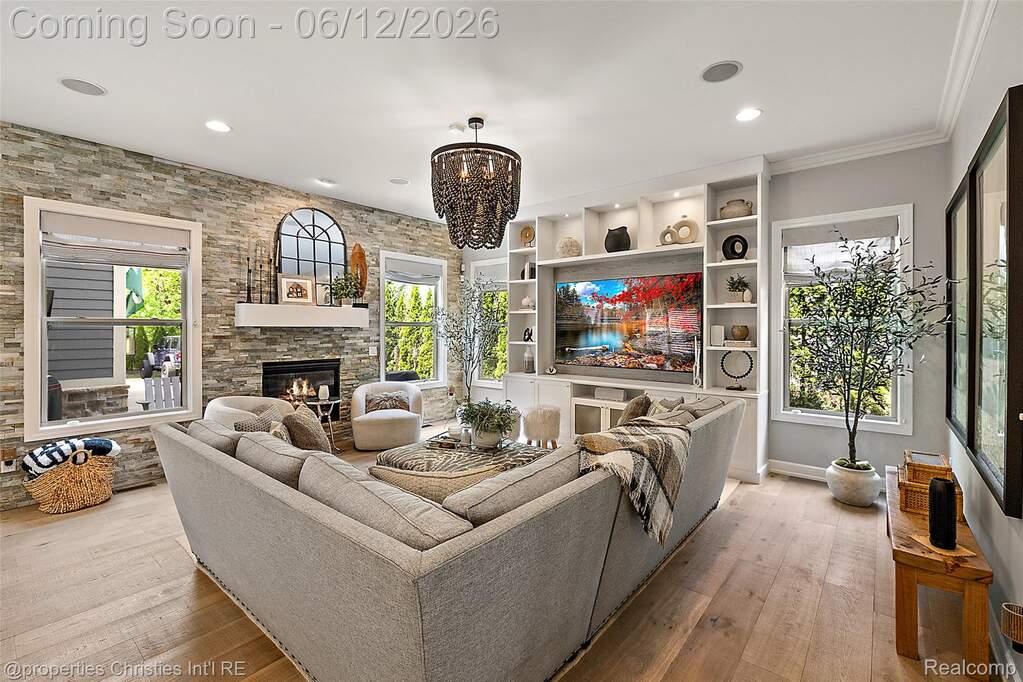 5 Bedroom Single Family Home/House's Image 7