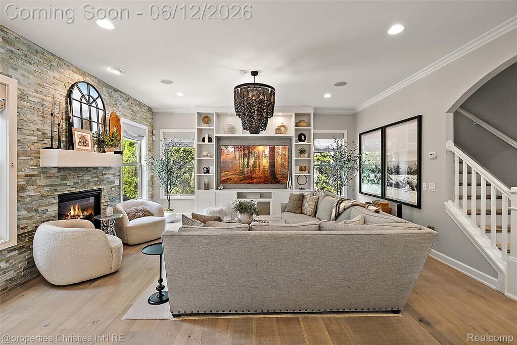 5 Bedroom Single Family Home/House's Image 8