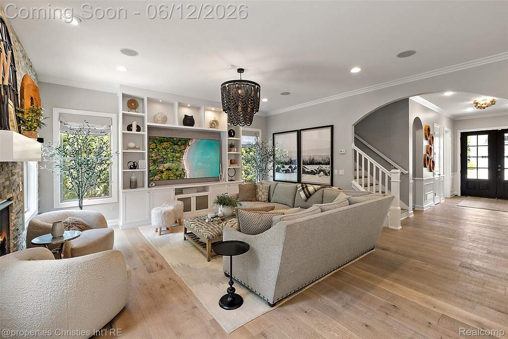 5 Bedroom Single Family Home/House's Image 9