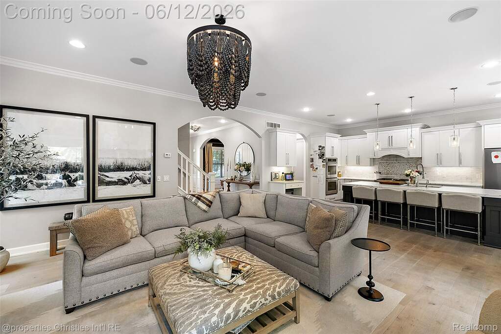 5 Bedroom Single Family Home/House's Image 10