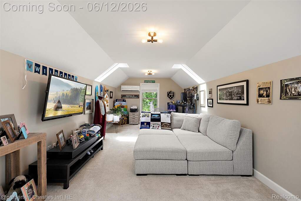5 Bedroom Single Family Home/House's Image 27