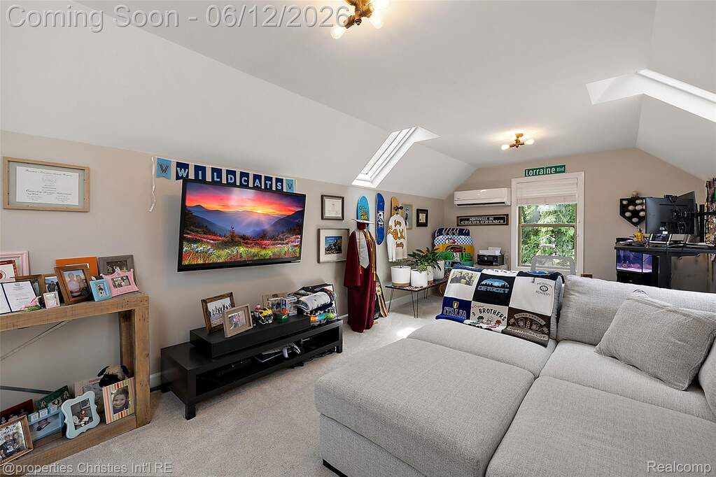 5 Bedroom Single Family Home/House's Image 28