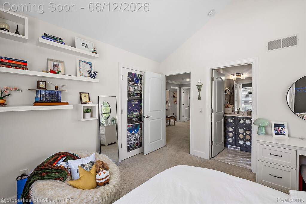 5 Bedroom Single Family Home/House's Image 34